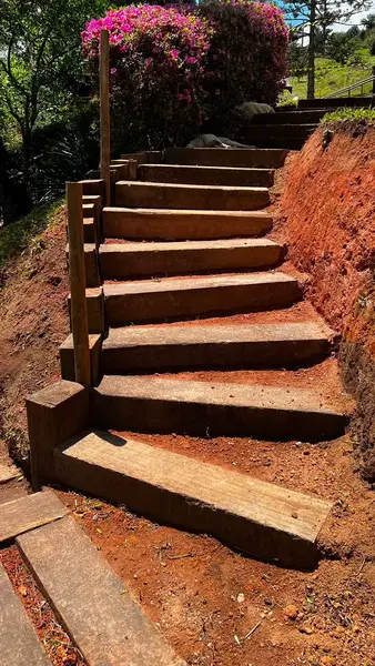 Escada de jardim construída com dormentes de madeira