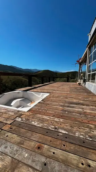 Deck construído com cruzetas de madeira de reuso