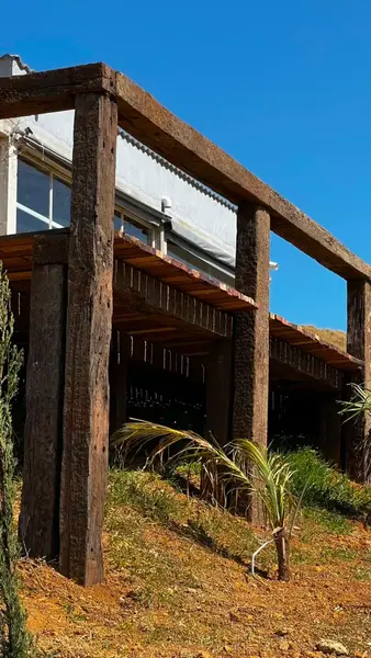 Deck construído com dormentes de madeira