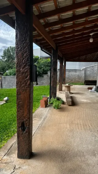 Varanda com pilares de dormente