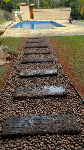 Caminho de jardim em dormentes